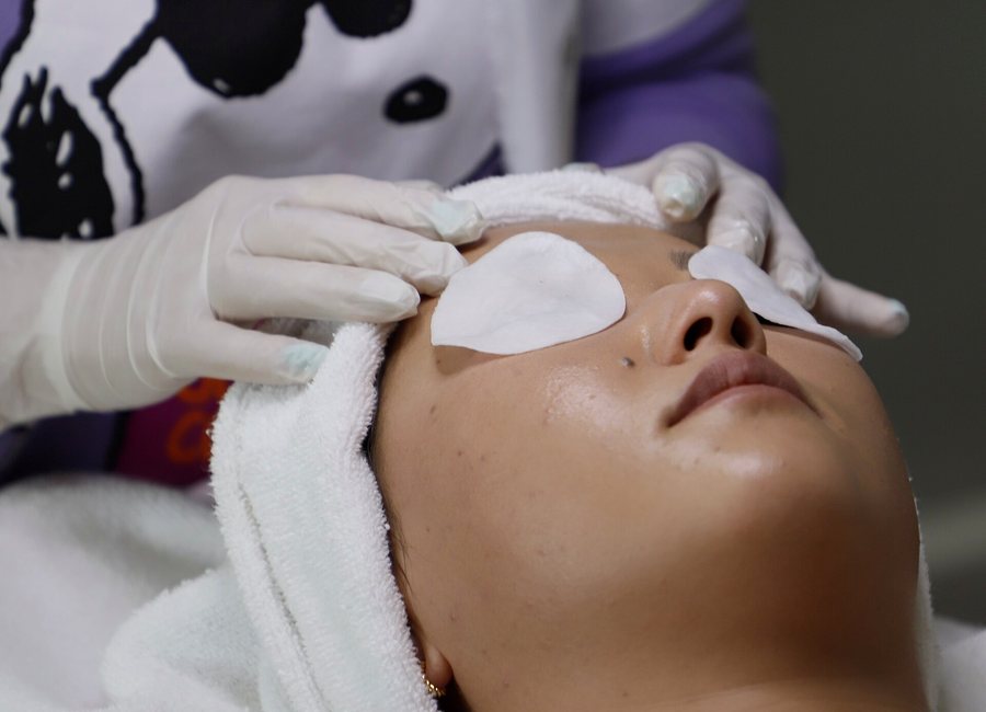 Thiết kế phác đồ chăm sóc da mụn an toàn cho spa nhỏ