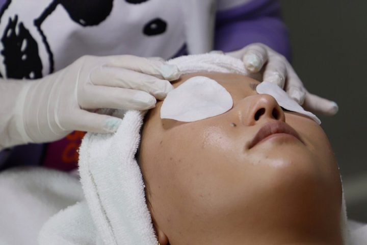 Thiết kế phác đồ chăm sóc da mụn an toàn cho spa nhỏ